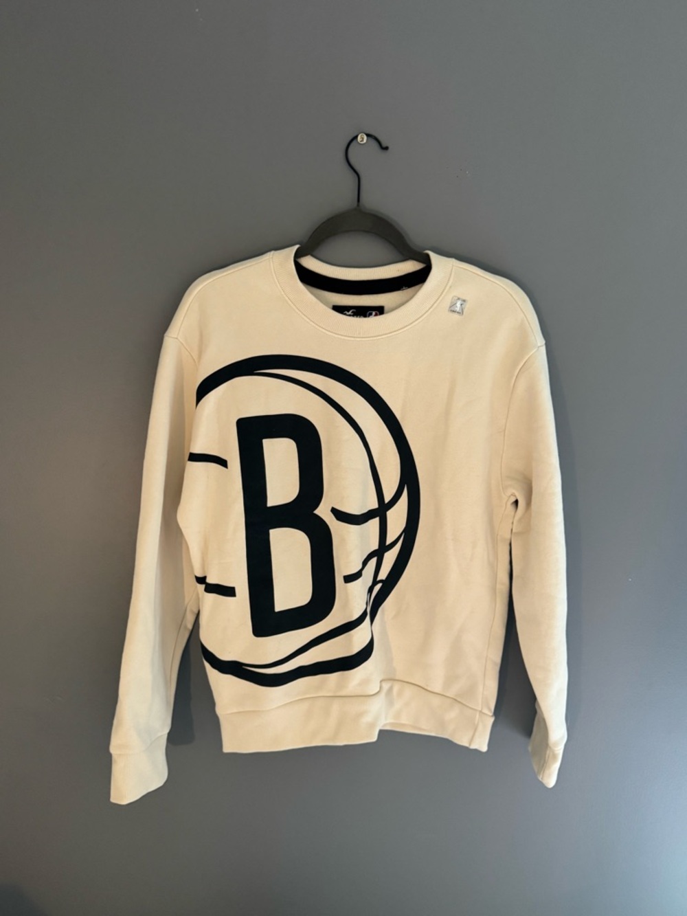 Hollister Cream Brooklyn Nets Crewneck size XS. Can be men or women’s. NEW W TAG